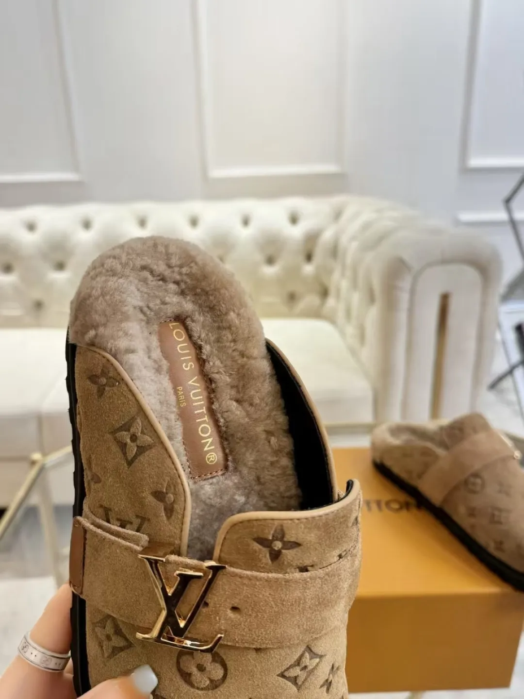 p600✨ LV Couple’s Wool Slippers｜Full of high-end feel, the soles of your feet are luxurious✨ We have achieved the ultimate restoration of the "higher version" of this pair of LV classic toe-toe slippers! 👫💫 🌟 The core advantages are clear at a glance: ✔️ Original jacquard + cowhide fabric, delicate texture, high-end at first glance; ✔️ 280% pure wool lining, wearing barefoot is like stepping on clouds ☁️, soft and skin-friendly and not sweaty; ✔️ Non-slip rubber bottom + three-dimensional toe design, super stable for walking, fashionable and practical!  👀 Must-have attention to detail: Belt buckle + classic LV presbyopic elements, revealing the aura of a big-name brand in a low-key manner ~ Whether it is a couple dating or a trip with besties, both of them are the focus when they go out👟💖 ✨ Easily match the wardrobe: jeans + sweaters, lazy and casual style ✔️ Coat + skirt, refined and elegant ✔️ One pair of shoes can handle a variety of styles, and the sense of luxury is never artificial ~ #LV slippers #couple outfit #High-End Customization #Quality Shoes Recommendation Fabric: Yangjing/classic jacquard fabric Lining: Imported wool lining Sole: Original rubber sole Size: Female 35-41 Male 38-46